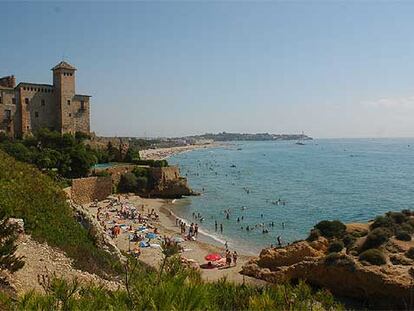 El pueblo amurallado de Tamarit y la pequeña cala de La Jobera marcan una de las paradas recomendadas en el recorrido por los 92 kilómetros de la Costa Dorada, en Tarragona.