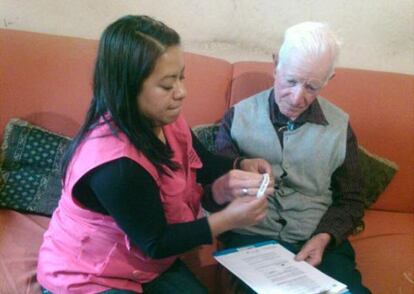 Una voluntaria ayuda a un anciano en DF.