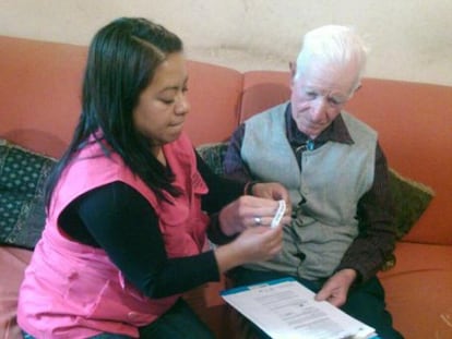 Una voluntaria ayuda a un anciano en DF. 