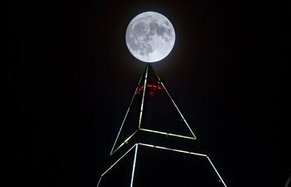 El satèl·lit sobre la torre piramidal de 265 metres de la ciutat de Frankfurt (Alemanya).