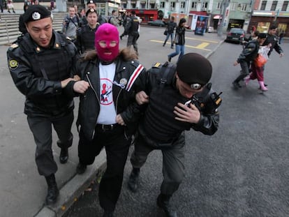 La polic&iacute;a detiene a un manifestante tocado con un gorro estilo Pussy Riot junto a la sede de la presidencia, en Mosc&uacute;.