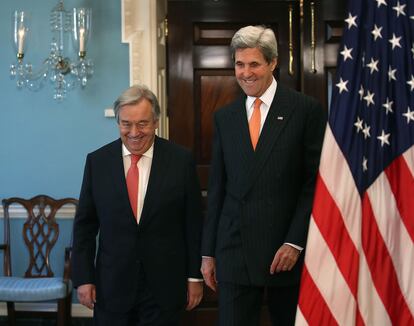 El secretario de Estado de EE UU, John Kerry (a la derecha), y el secretario de la ONU, António Guterres, durante un encuentro en 2016.