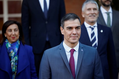 El presidente del Gobierno español, Pedro Sánchez, posa con los nuevos miembros del Gobierno para una foto de familia antes de su primera reunión de gabinete en el Palacio de la Moncloa en Madrid, el pasado 22 de noviembre.