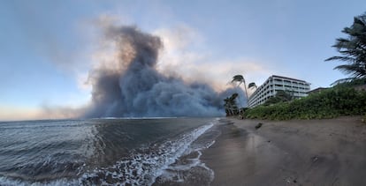 Los incendios forestales, avivados por los vientos del huracán Dora, que arrasan varias localidades en Hawái han dejando al menos 55 muertos, informaron este jueves las autoridades locales. En la imagen, columna de humo en la ciudad de Lahaina, Hawái.