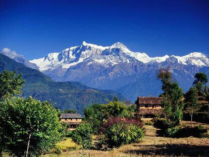 Aldea con el Annapurna.