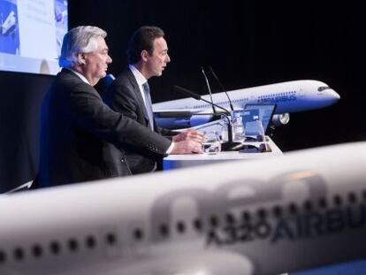 Fabrice Bregier, primer ejecutivo de Airbus (derecha) y John Leahy, jefe de operaciones de la firma, este martes en Par&iacute;s.