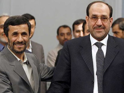 El presidente iraní, Mahmud Ahmadineyad (izquierda), saluda al primer ministro iraquí, Nuri al Maliki, en el palacio presidencial de Teherán.