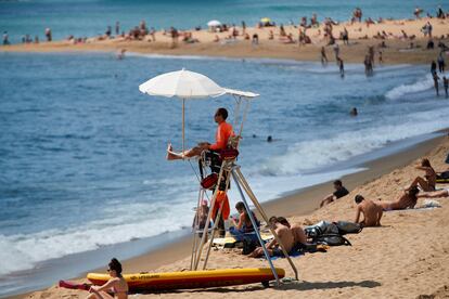 Un socorrista realiza su labor vigilancia en la playa de la Barceloneta el pasado viernes.