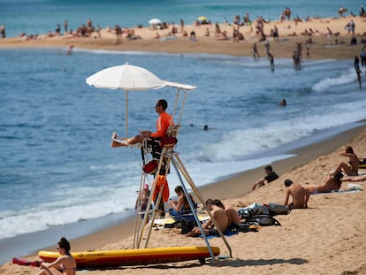 Un socorrista realiza su labor vigilancia en la playa de la Barceloneta el pasado viernes.