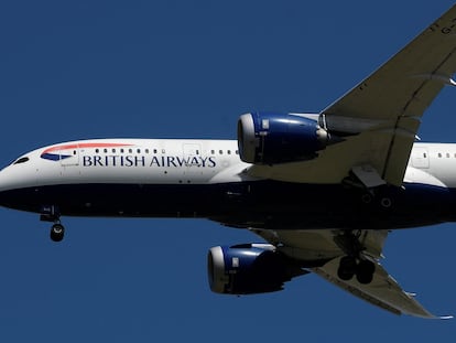 Avión de British Airways, aterrizando en Heathrow, en Londres.