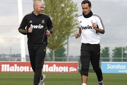 Carvalho corre junto al recuperador Carlos Lalín durante el entrenamiento del miércoles en Valdebebas.