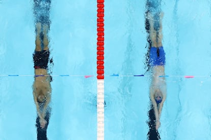 Léon Marchand, a la izquierda, y el japonés Daiya Seto, nadan bajo el agua durante la final de 400m estilos el pasado domingo.