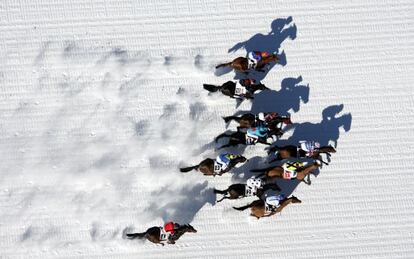Carrera de caballos sobre la superficie helada del lago de St. Moritz, en Suiza.