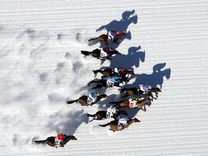 Carrera de caballos sobre la superficie helada del lago de St. Moritz, en Suiza. 