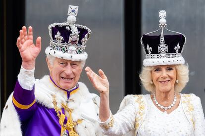 Los reyes Carlos III y Camila saludando desde el palacio de Buckingham el día de su coronación, el 6 de mayo de 2023.