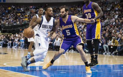 Calder&oacute;n (derecha) ante los Dallas Mavericks.