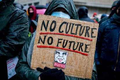 Cartel en una protesta celebrada en Bruselas contra las restricciones impuestas al sector cultural en Bélgica, el 26 de diciembre.