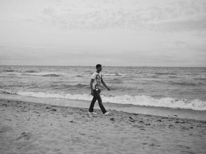 Bashar pasea por las playas del mar Báltico en Rostock. Este es un enclave turístico habitual entre los alemanes. Hoy hace frío, pero el joven sirio reconoce que, cada vez que puede, se escapa hasta aquí. Esta una zona privilegiada de la costa, con un elevado ritmo de vida.