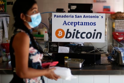 Una mujer compra alimentos en un establecimiento que aceptan pagos en bitcoin en Santa Tecla (El Salvador).