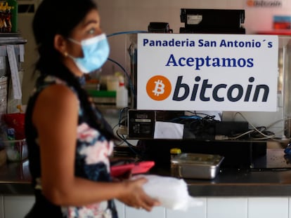 Una mujer compra alimentos en un establecimiento que acepta pagos en bitcoin en Santa Tecla (El Salvador) el pasado 16 de junio.