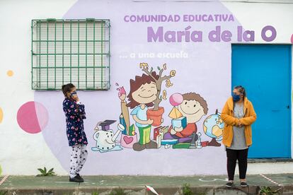 Dos vecinas de Los Asperones (Málaga), esperando junto al colegio público María de la O.