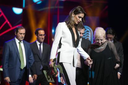 El elenco de la serie "El Ministerio del Tiempo" recibe el galardón a la "Mejor Serie Española" de televisión, durante la ceremonia de entrega de los Premios Ondas 2016.