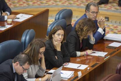 Elena González-Moñux (en el centro) y a la derecha, con los dedos cruzados, el portavoz Enrique Ossorio.