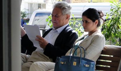 Soros y su exnovia, la actriz Adriana Ferreyr, en 2011.