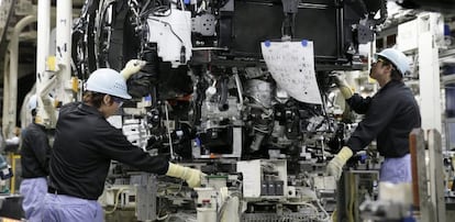 Trabajadores de Toyota montan un motor para el nuevo veh&iacute;culo. 