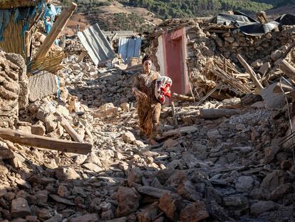 Una mujer pasa junto a casas destruidas después del terremoto en el pueblo de montaña de Tafeghaghte, al suroeste de la ciudad de Marrakech, el 9 de septiembre de 2023.