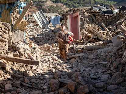 Una mujer pasa junto a casas destruidas después del terremoto en el pueblo de montaña de Tafeghaghte, al suroeste de la ciudad de Marrakech, el 9 de septiembre de 2023.