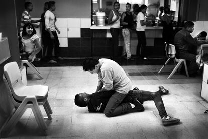 Dos miembros de Casa Alianza pelean en el comedor de la agrupación. El proceso por el que atraviesan los jóvenes hasta recuperarse pasa por ataques de ira, autolesión o abandono temporal del programa. 