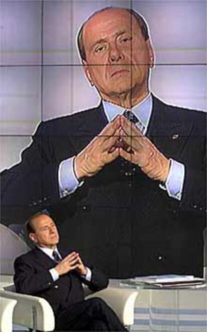 El candidato Silvio Berlusconi, en el programa <i>Porta a Porta</i>, ayer en Roma.
