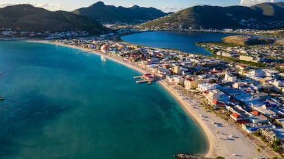 Vista aérea de la ciudad de Philipsburg, la capital de Sint Maarten, la parte neerlandesa de la isla de San Martín.