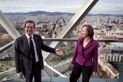 Jordi Hereu y Montserrat Tura, ayer, en la terraza del hotel Arts de Barcelona.