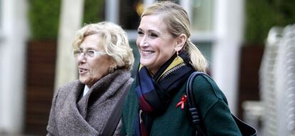 La alcaldesa de Madrid, Manuela Carmena (izquierda) junto a la presidenta de la Comuidad de Madrid, Cristina Cifuentes.