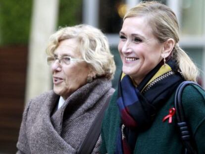 La alcaldesa de Madrid, Manuela Carmena (izquierda) junto a la presidenta de la Comuidad de Madrid, Cristina Cifuentes.