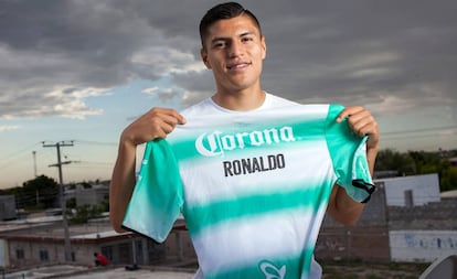 Ronaldo Cisneros posa con su camiseta de Santos Laguna.