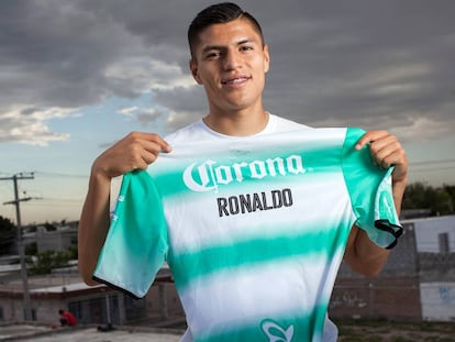 Ronaldo Cisneros posa con su camiseta de Santos Laguna.