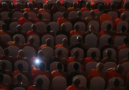 Monjes de la organización budista Bodu Bala Sena durante un mitin de su líder Ashin Wirathu en Colombo, Sri Lanka.