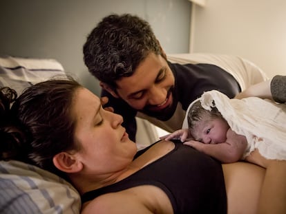 Joana Frazão e seu marido recebem a filha  Luiza, nascida em casa.