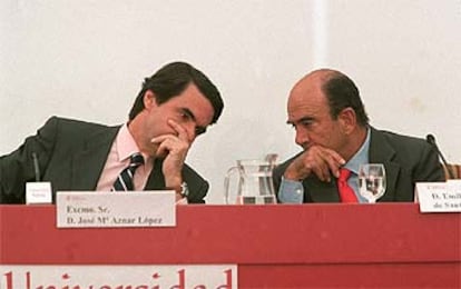José María Aznar (izquierda) conversa con Emilio Botín ayer.