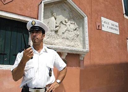 Un policía vigila una imagen del siglo XIV destrozada cerca de la iglesia de San Pedro de Castello, en Venecia.