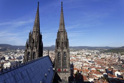 Vistas de la ciudad de Clermont-Ferrand desde lo alto de la catedral. A 15 kilómetros del Puy de Dôme, es la capital de esta región del centro de Francia.