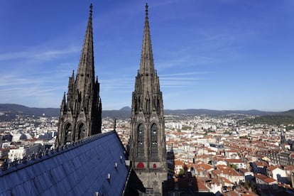 Vistas de la ciudad de Clermont-Ferrand desde lo alto de la catedral. A 15 kilómetros del Puy de Dôme, es la capital de esta región del centro de Francia.