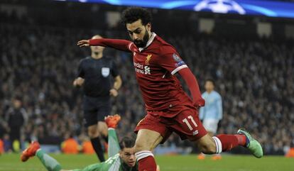 Salah marca gol contra o Manchester City pelas quartas de final da Champions League.