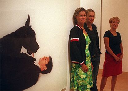 Las tres artistas presentes en <i>Control</i>; de izquierda a derecha, María Friberg, Anneé Olofsson y Marjaana Kella, ante una fotografía de la primera.