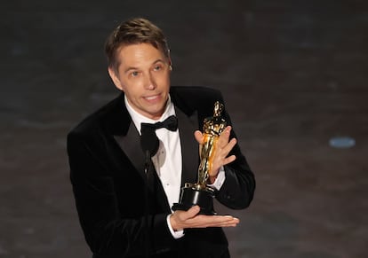 Sean Baker recoge la estatuilla de mejor montaje por 'Anora', la segunda de su noche.