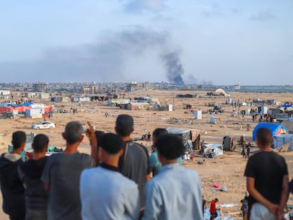 Varios palestinos observan desde la distancia los restos del ataque sobre la ciudad de Rafah, al sur de Gaza, este 28 de mayo.