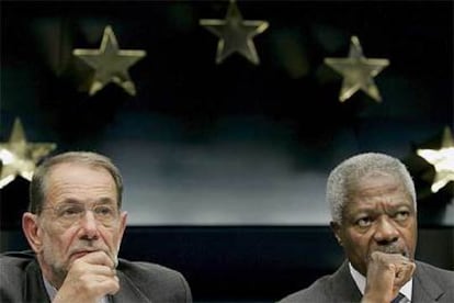 Javier Solana, alto representante de la UE para Política Exterior, y Kofi Annan, secretario general de la ONU, ayer en Bruselas.